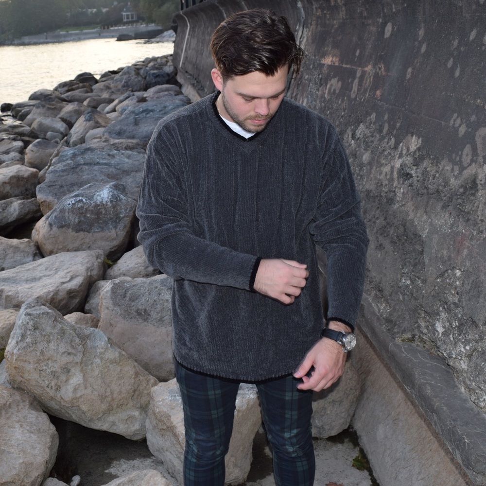 SUPER cozy, soft knit v neck sweater. unisex